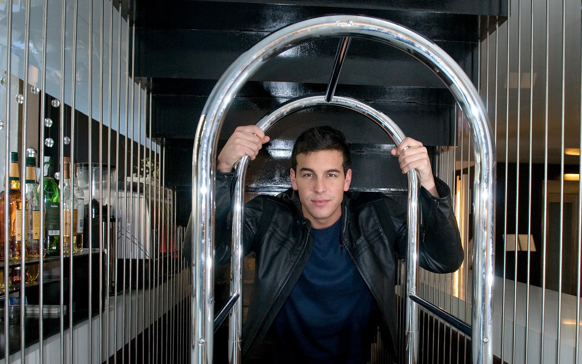 Картинки Mario casas, актер, знаменитость, арка, железо фото и обои на рабочий стол