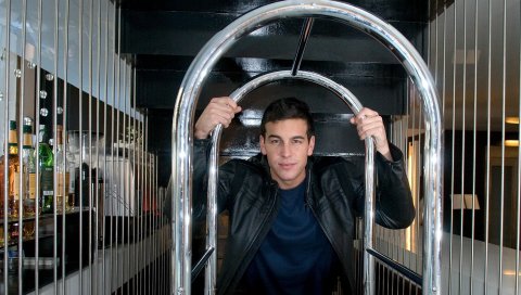 Mario casas, актер, знаменитость, арка, железо
