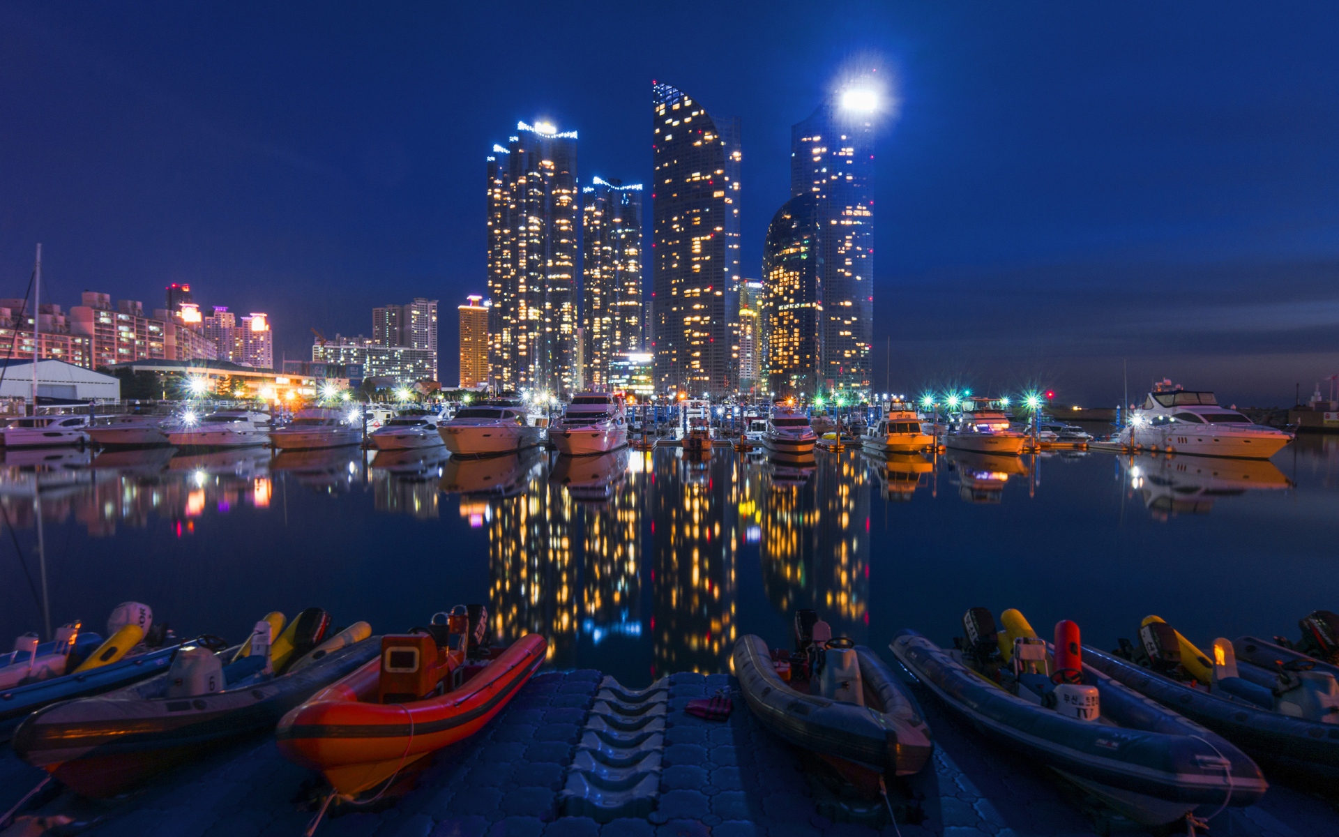 Картинки Ночной город, здания, ночь, небо, лодки фото и обои на рабочий стол