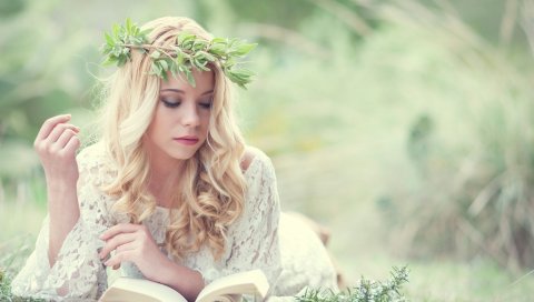 Девушка, трава, книга, венок, нежность