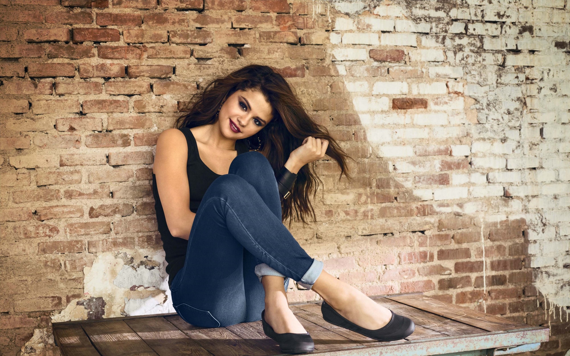 Картинки Selena gomez, брюнетка, знаменитость, улыбка фото и обои на рабочий стол