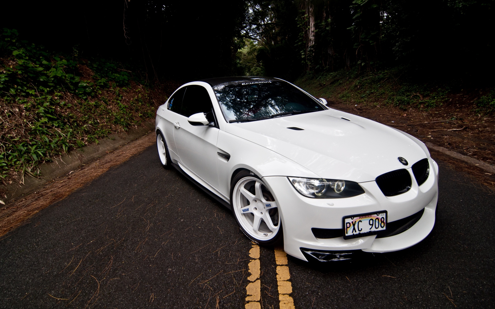 Картинки Bmw, m3, e92, белый, купе, капот, дорога, маркировка фото и обои на рабочий стол