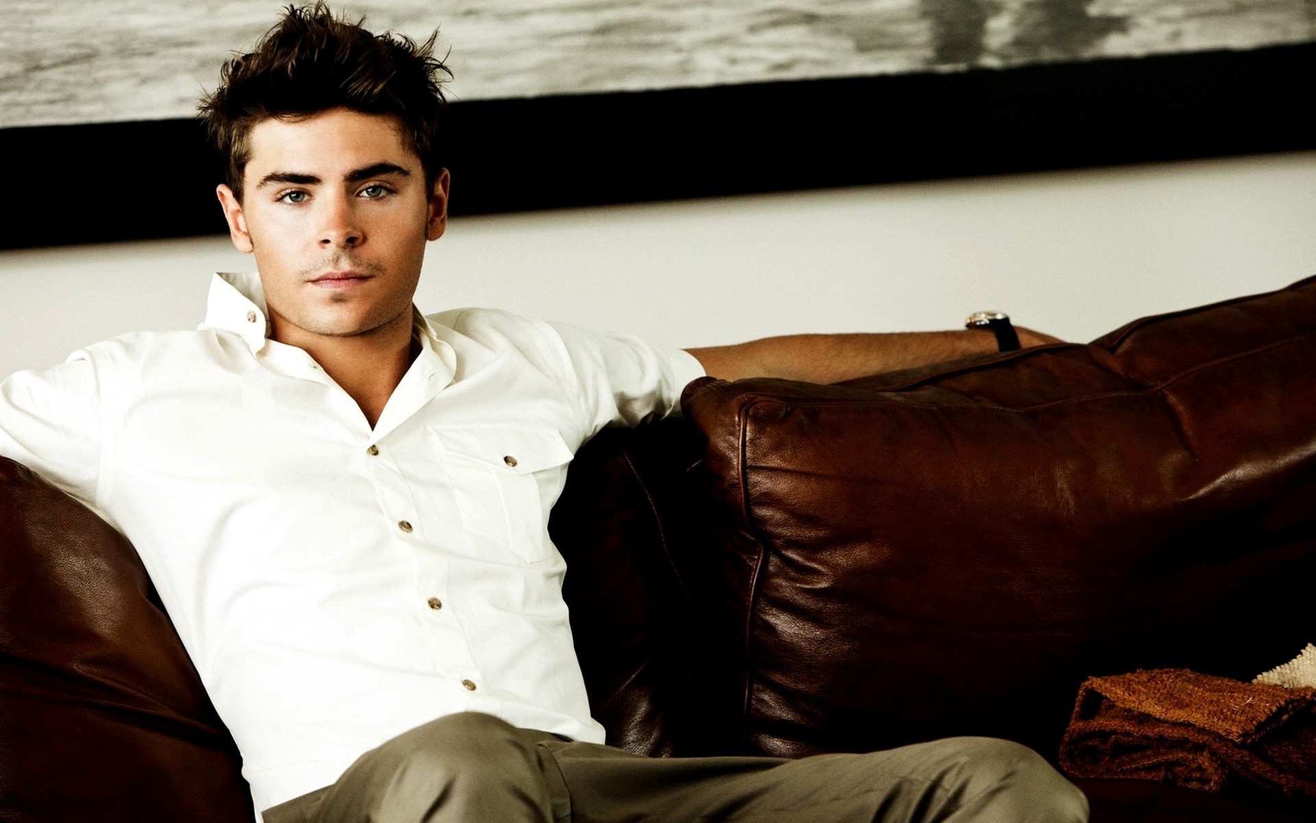 Картинки Zac efron, знаменитость, актер, рубашка, диван фото и обои на рабочий стол