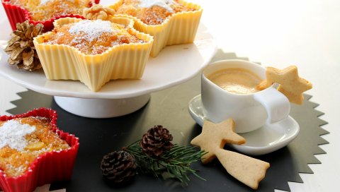 Торты, кофе, сосновые шишки, рождество