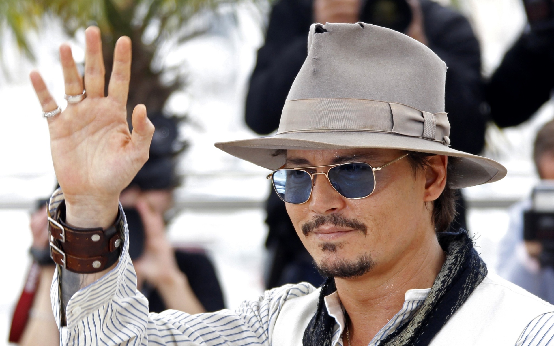 Картинки Johnny depp, актер, очки, жест, знаменитость фото и обои на рабочий стол