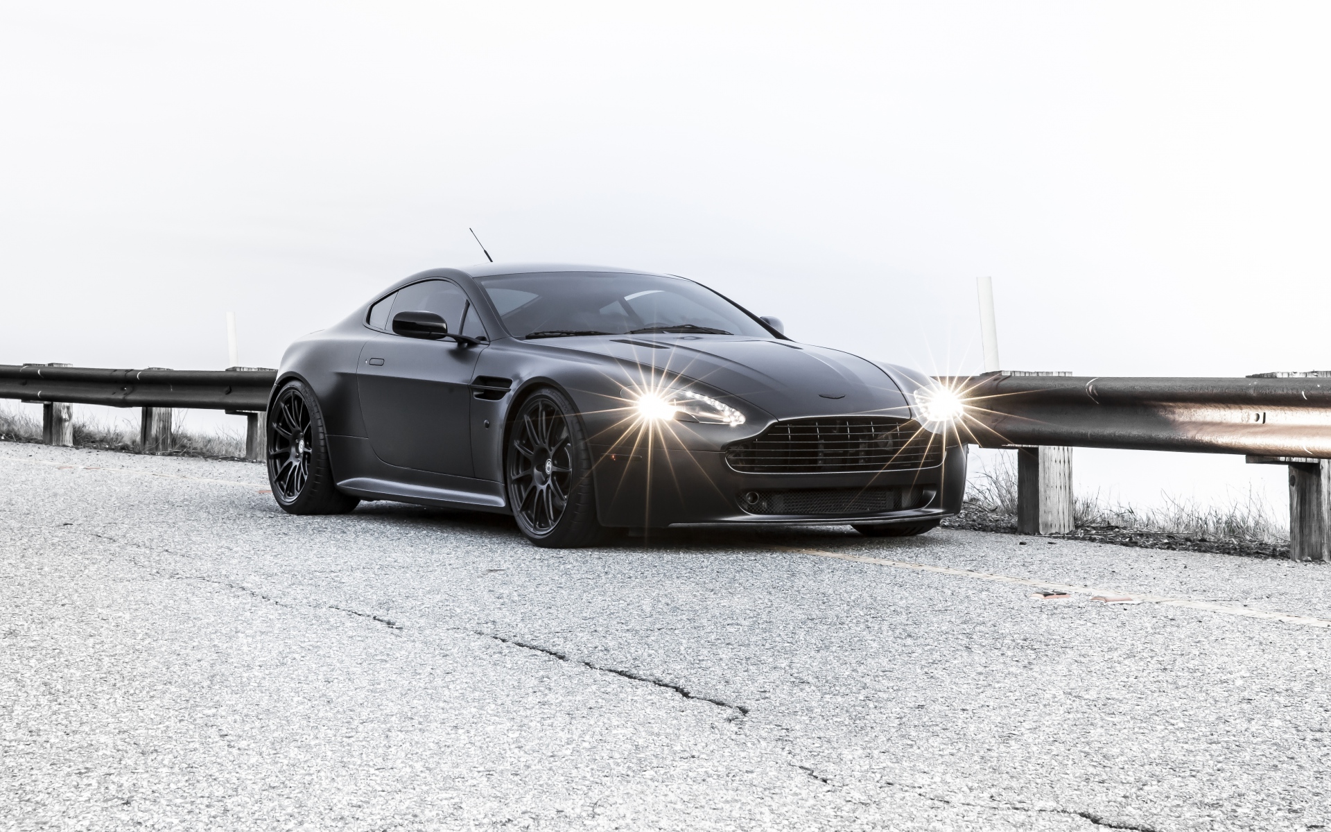 Картинки Aston Martin, Vantage, черный, удар фото и обои на рабочий стол