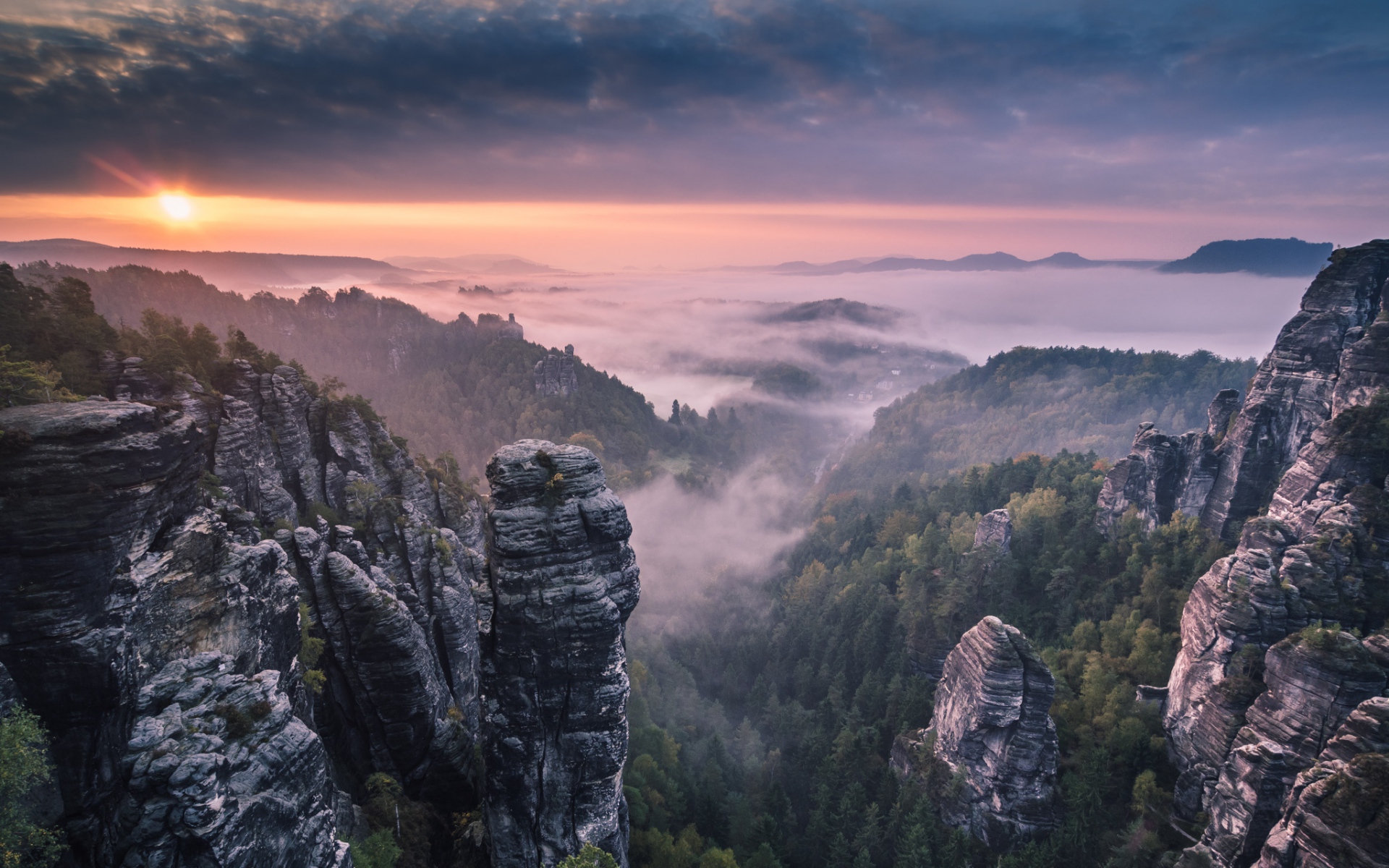 Картинки утро, лес , туман, скалы, горы, восход солнца фото и обои на рабочий стол