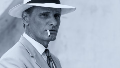 Вигго Мортенсен, актер, портрет, сигарета, шляпа, черный и белый