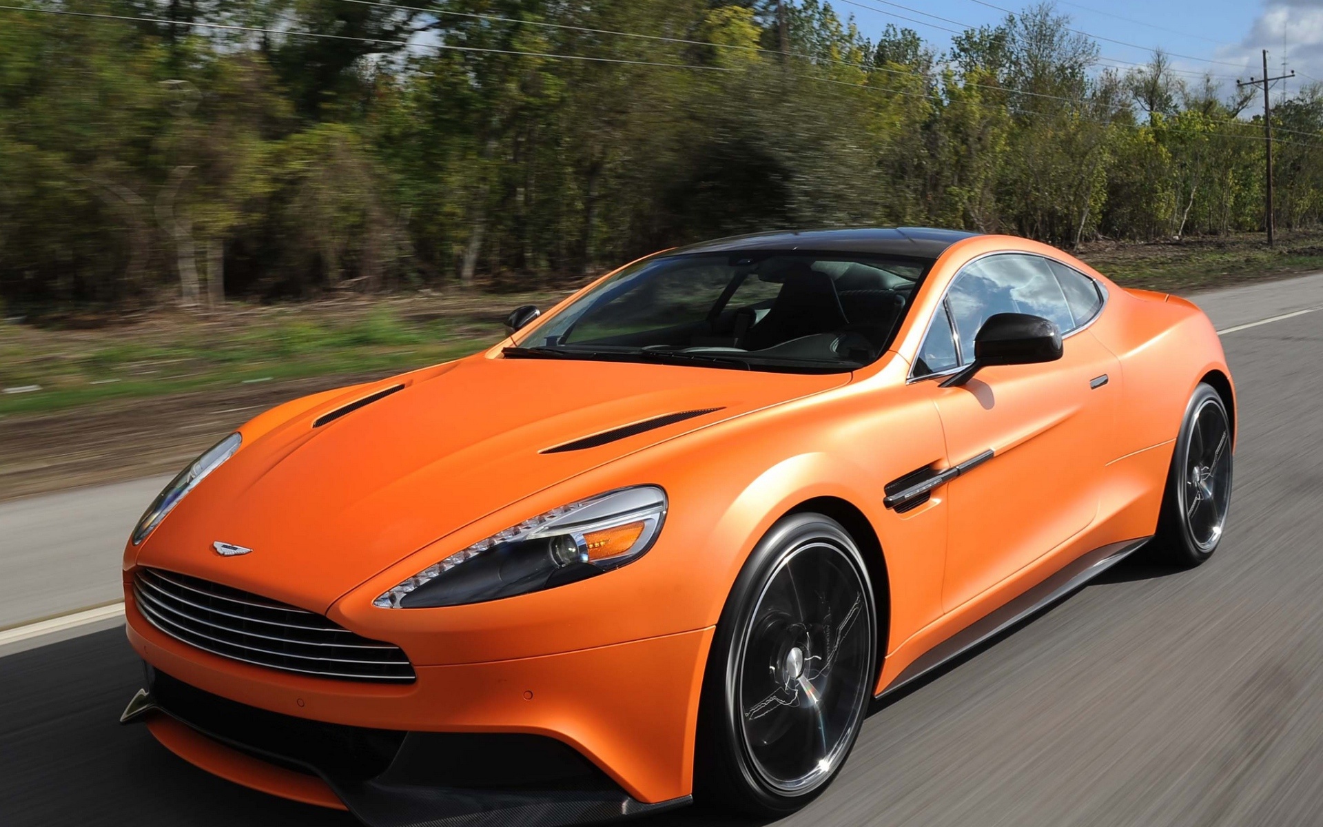 Картинки Aston martin, побеждает оранжевый, оранжевый, скорость, вид спереди фото и обои на рабочий стол