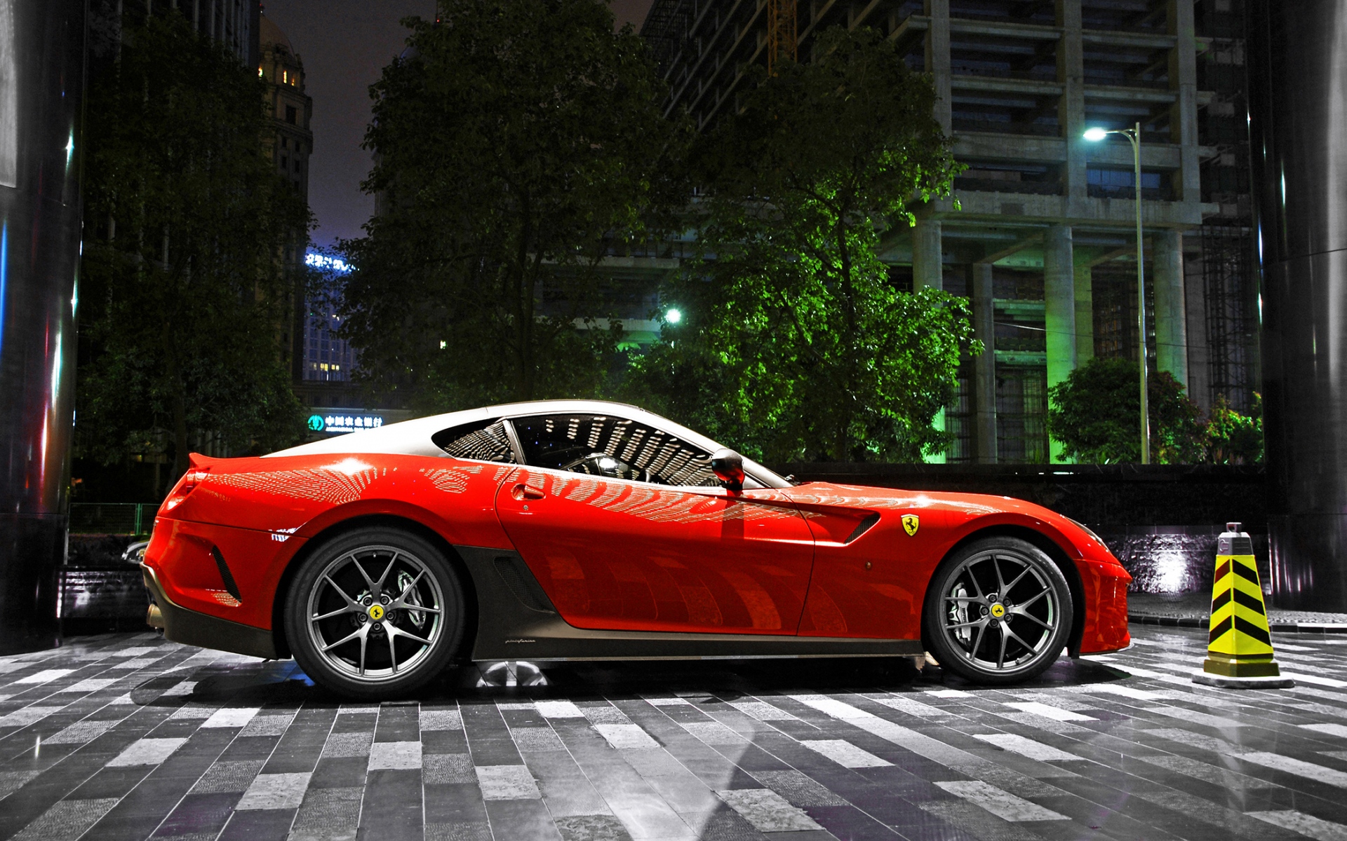 Картинки Ferrari, 599, gto, красный, суперкар, ночь, парковка, город, свет, здание фото и обои на рабочий стол
