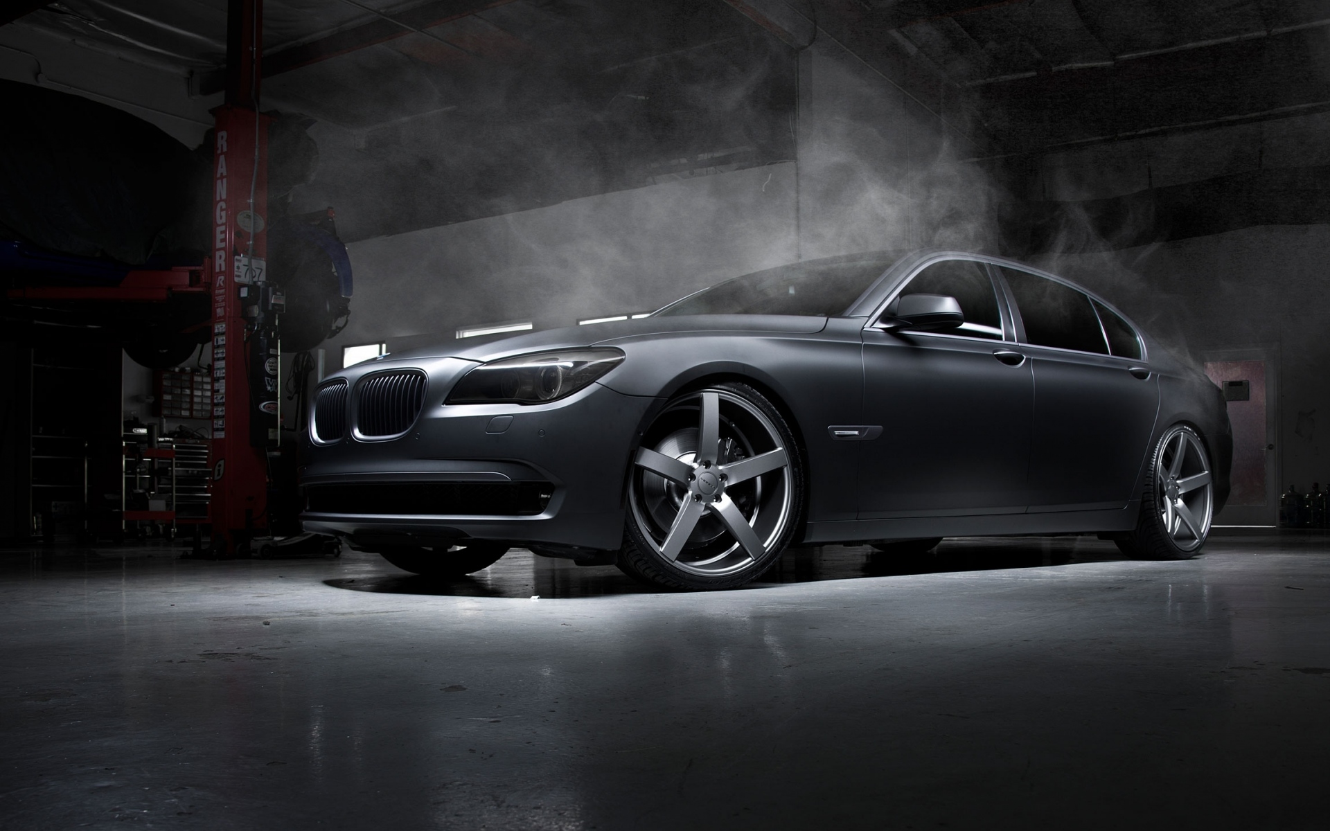 Картинки Bmw, автомобиль, тюнинг, гараж, колеса, дым фото и обои на рабочий стол