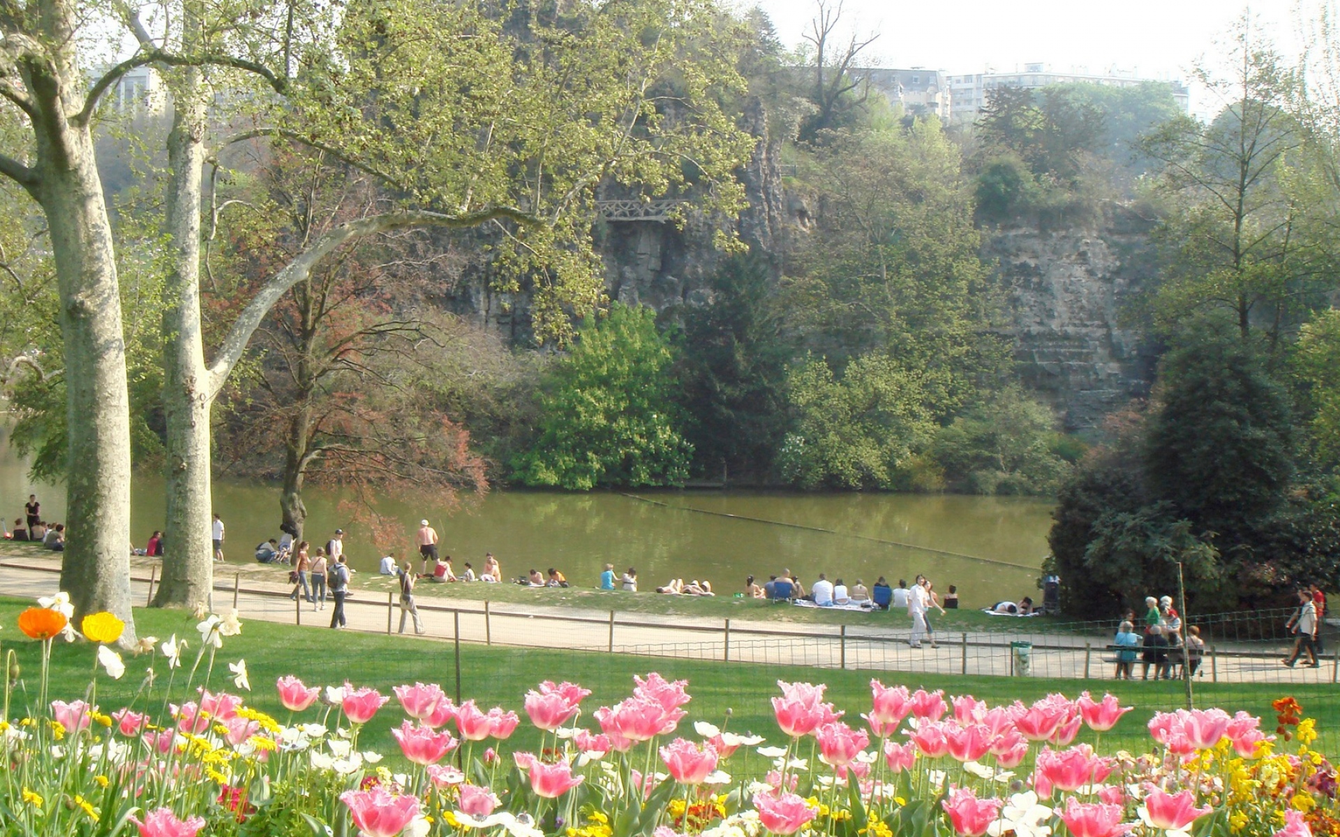 Картинки парк, трава, река, забор, цветы фото и обои на рабочий стол