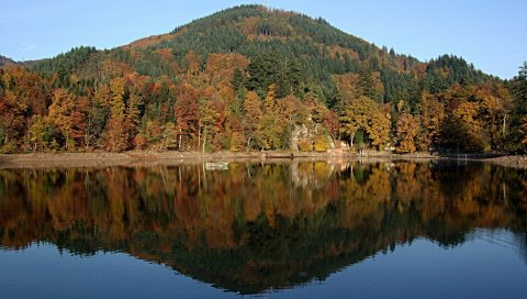 река, озеро,осень, деревья, холм ,
