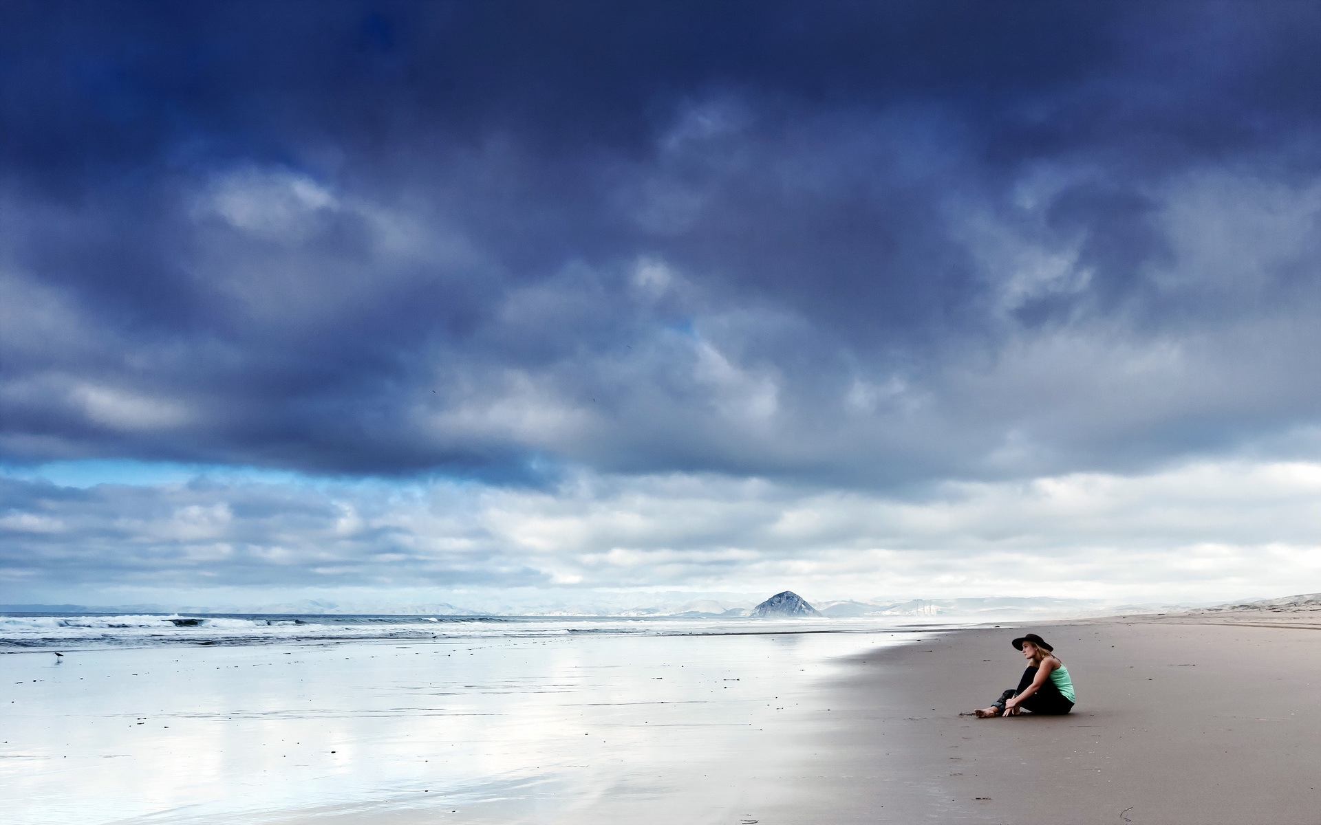 Грустью море не вычерпаешь. Одиночество на пляже. Одинокий пляж. Берег в далеке. Одинокая фигура на пляже.