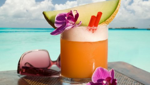 летом, напитки, фрукты, пляж