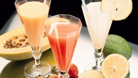 коктейли, фрукты, лайм, стеклянные