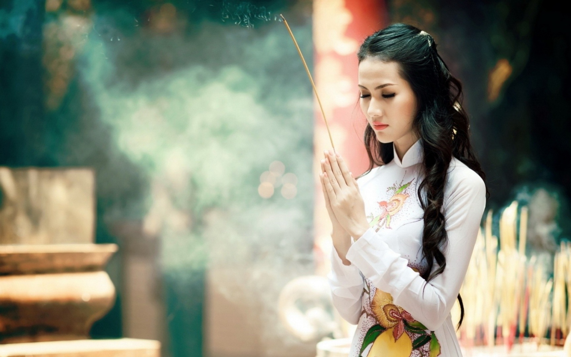 Картинки девушка, молись, азиатский, кимоно, аромат фото и обои на рабочий стол