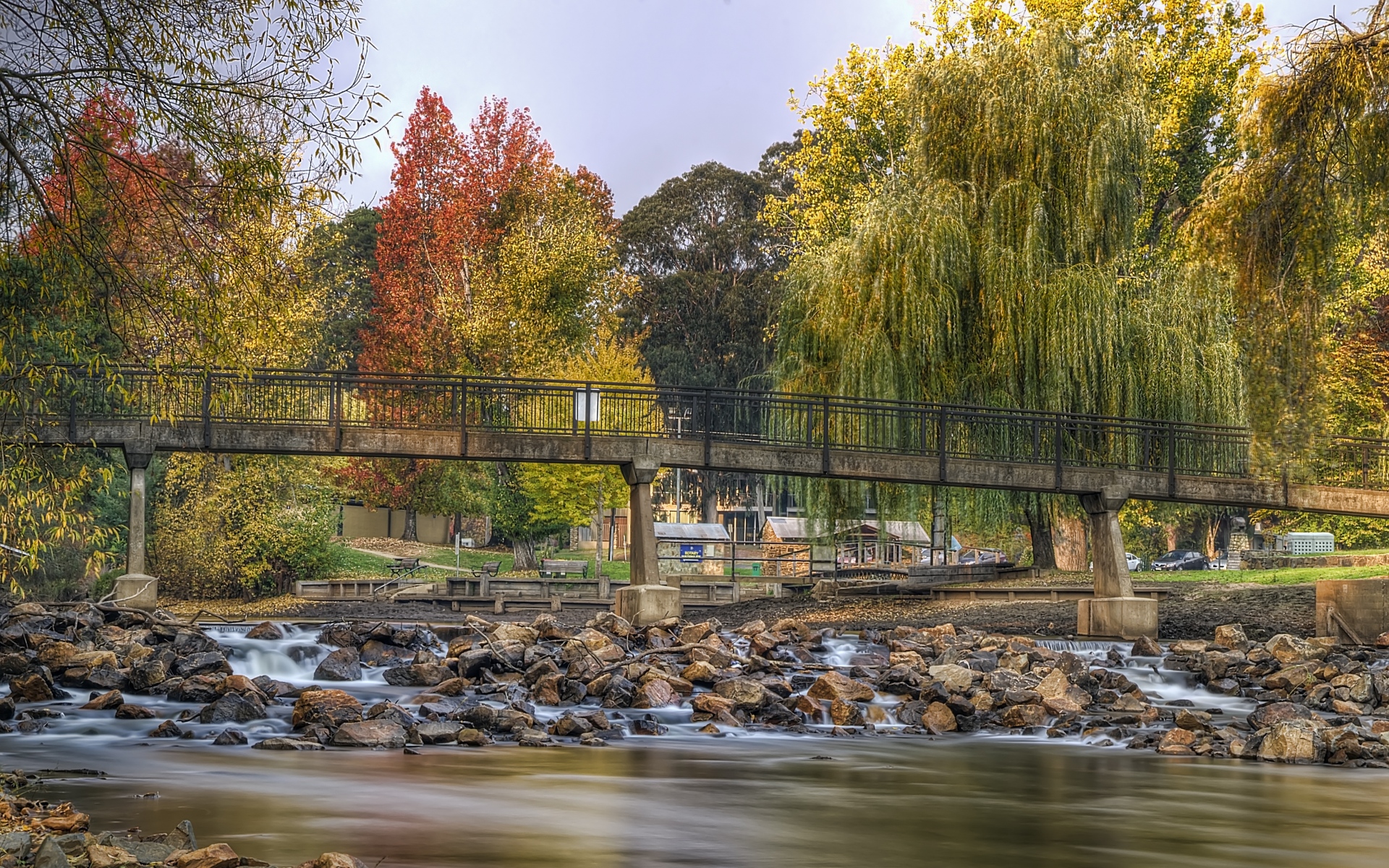 Картинки осень, река, мост, деревья, скалы фото и обои на рабочий стол