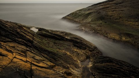 Трава, река, море, камни