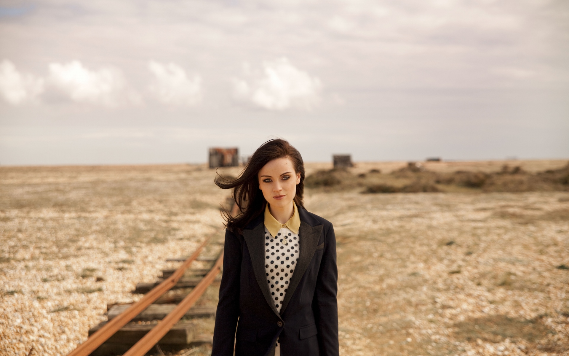 Картинки Amy macdonald, пальто, девушка, улыбка, природа, ветер фото и обои на рабочий стол