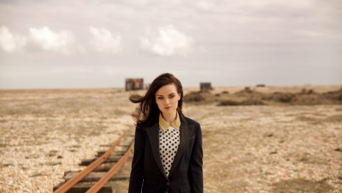 Amy macdonald, пальто, девушка, улыбка, природа, ветер