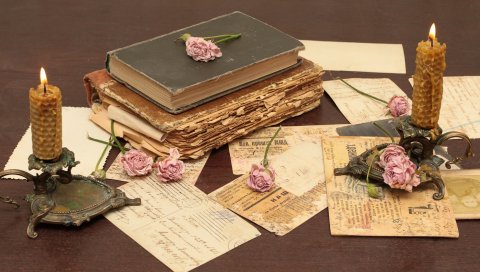 Стол, книги, цветы, винтаж