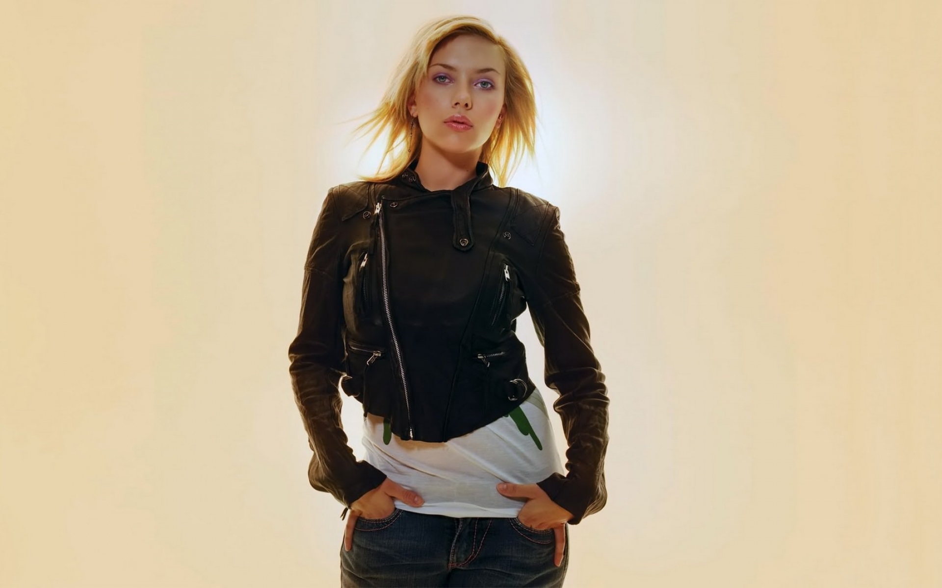 Картинки Scarlett johansson, девушка, знаменитость, куртка фото и обои на рабочий стол