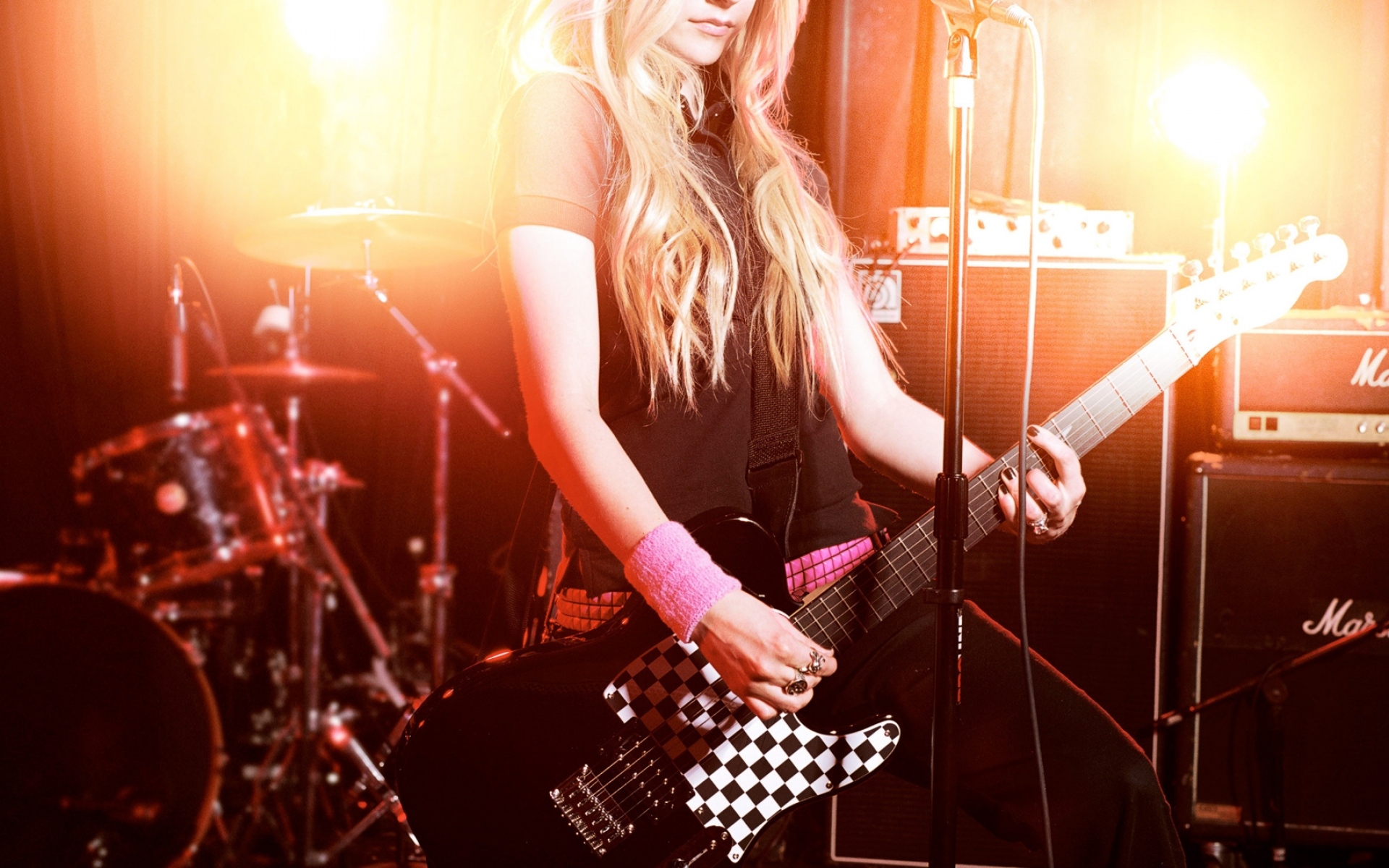 Картинки Avril lavigne, блондинка, певец, музыкант, гитара, шоу фото и обои на рабочий стол
