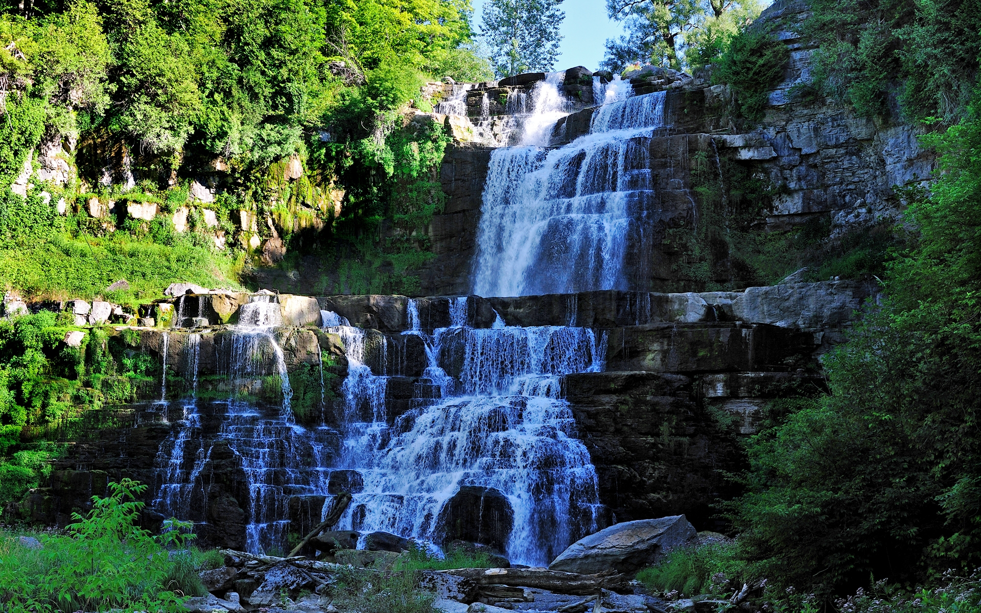 Картинки водопад, скалы, пейзаж, трава,летние фото и обои на рабочий стол