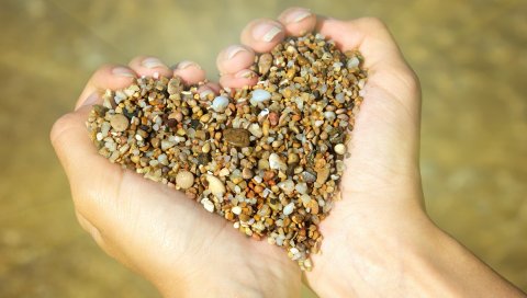 песок, сердце, камни