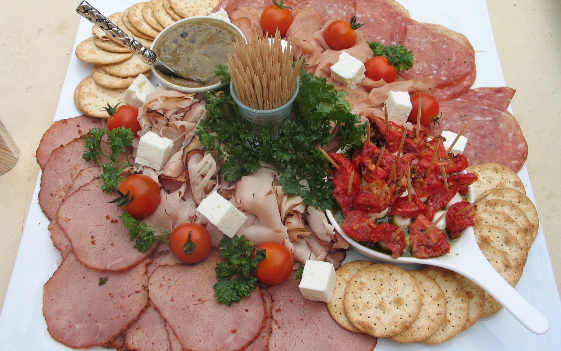 Картинки колбаса, мясо, резка, укладка фото и обои на рабочий стол