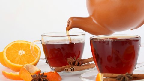 Чайные чашки, апельсиновая корка, звездчатый анис, палочки с корицей, чай