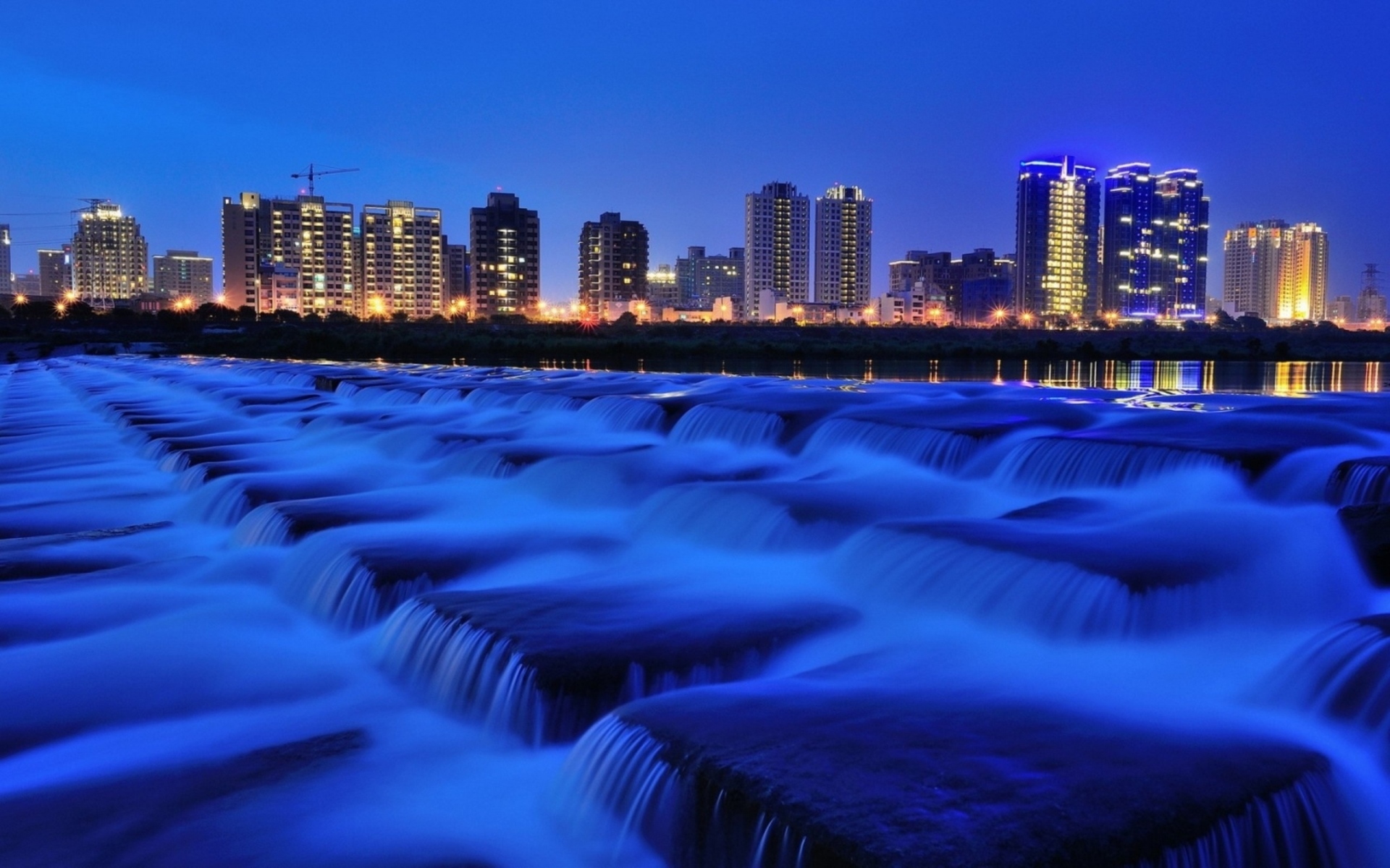Картинки Фонтан, ночь, вода, поток, здание фото и обои на рабочий стол