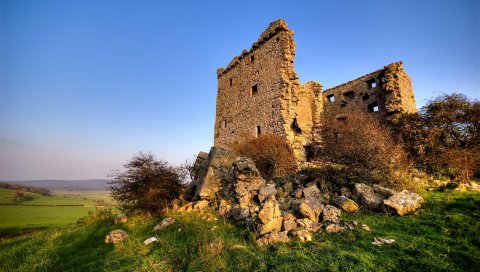 Руины, трава, камни