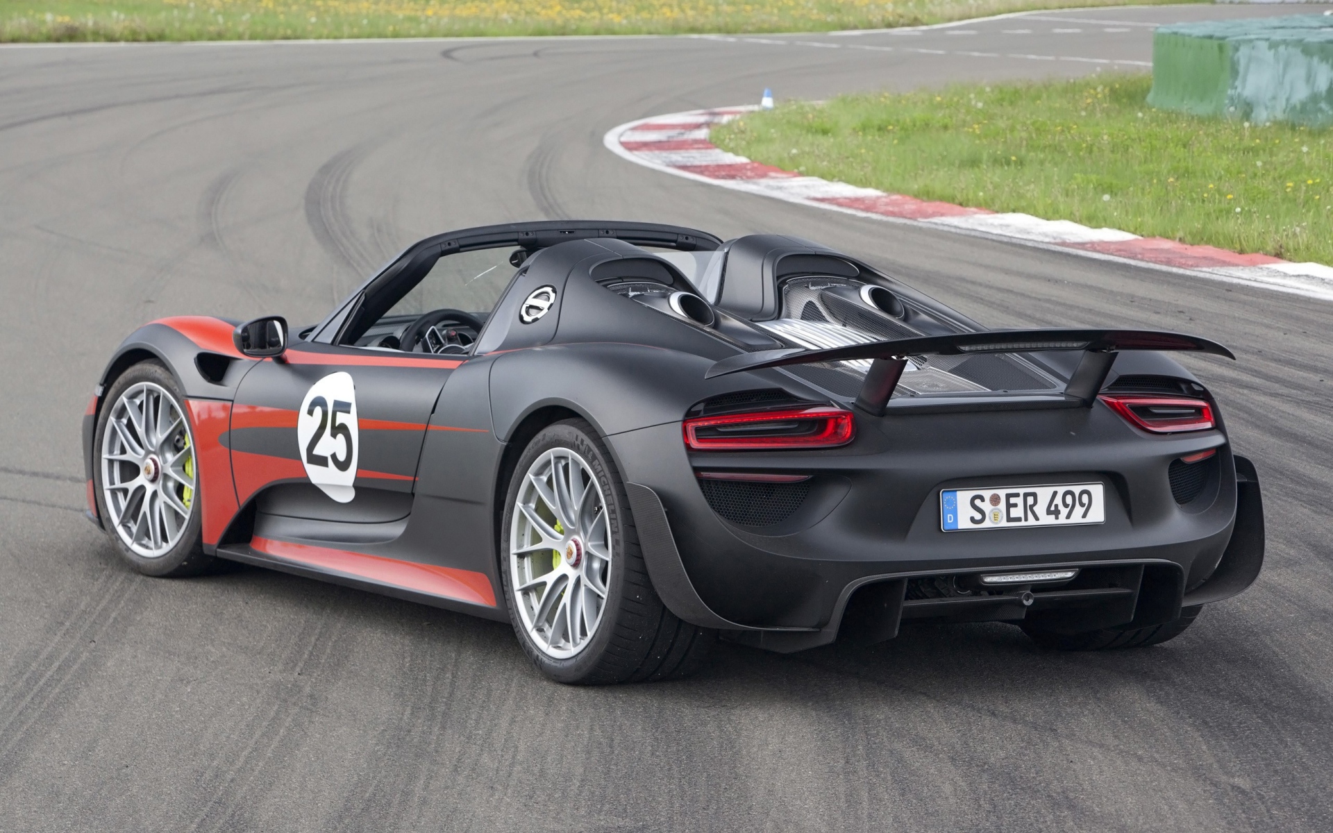 Картинки Porsche 918, черный, автомобиль, движение фото и обои на рабочий стол