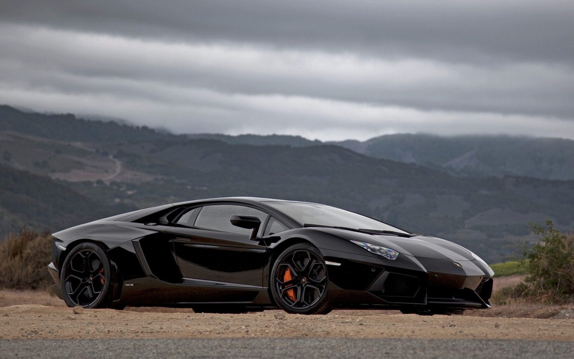 Картинки Дорога, горы, небо, стильные автомобили, lamborghini фото и обои на рабочий стол