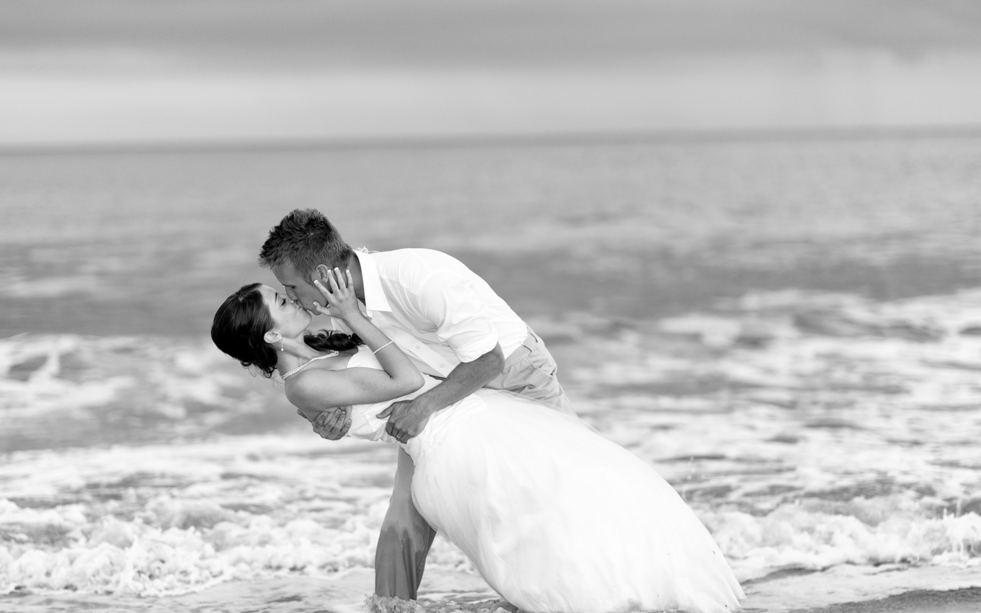 Картинки пляж, люди, свадьба, вода, человек, море, черно-белое, женщина, поцелуй невеста фото и обои на рабочий стол