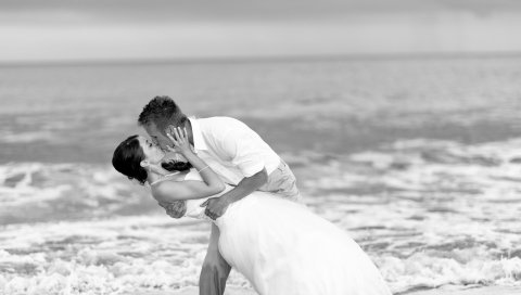 пляж, люди, свадьба, вода, человек, море, черно-белое, женщина, поцелуй невеста