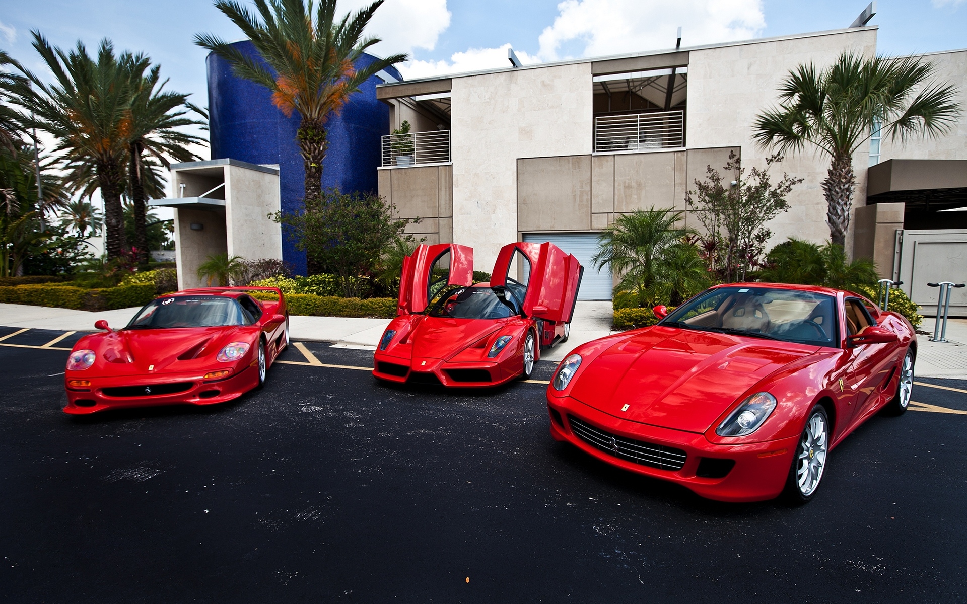 Картинки здания, FERRARI, красные, пальмы фото и обои на рабочий стол