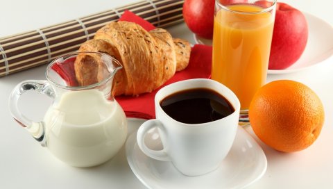 завтрак, кофе, молоко, апельсиновый сок, круассан, яблоки, чашка, белая, блюдце, кувшин