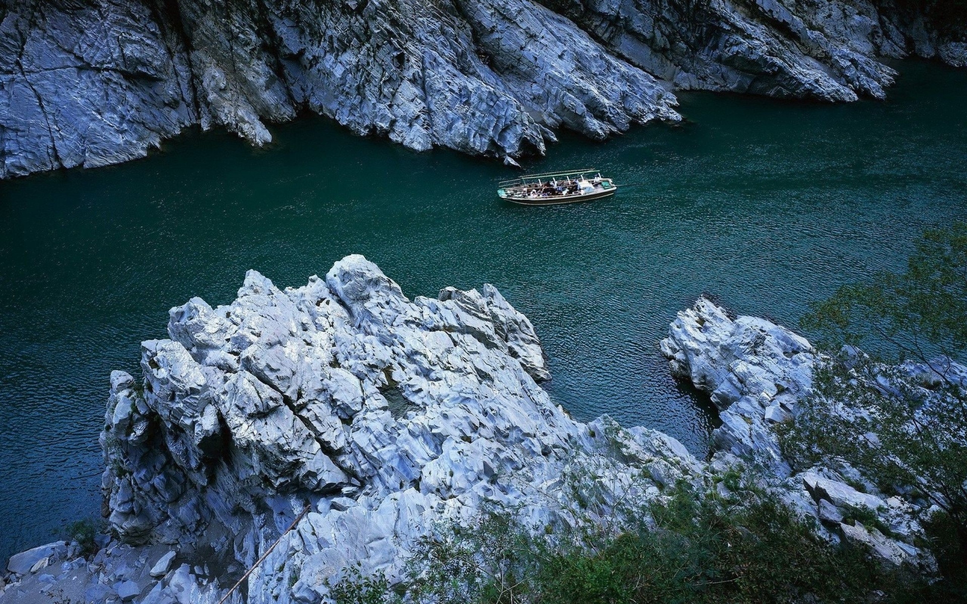 Картинки лодки, скалы, река фото и обои на рабочий стол