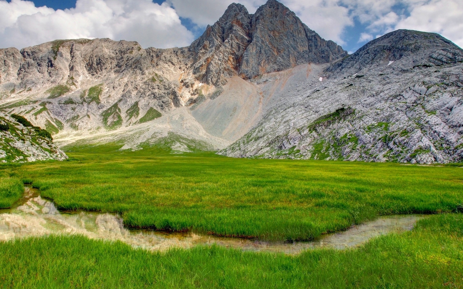 Картинки трава, горы, скалы, лето фото и обои на рабочий стол