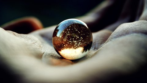 Ладонь, шарик, стекло