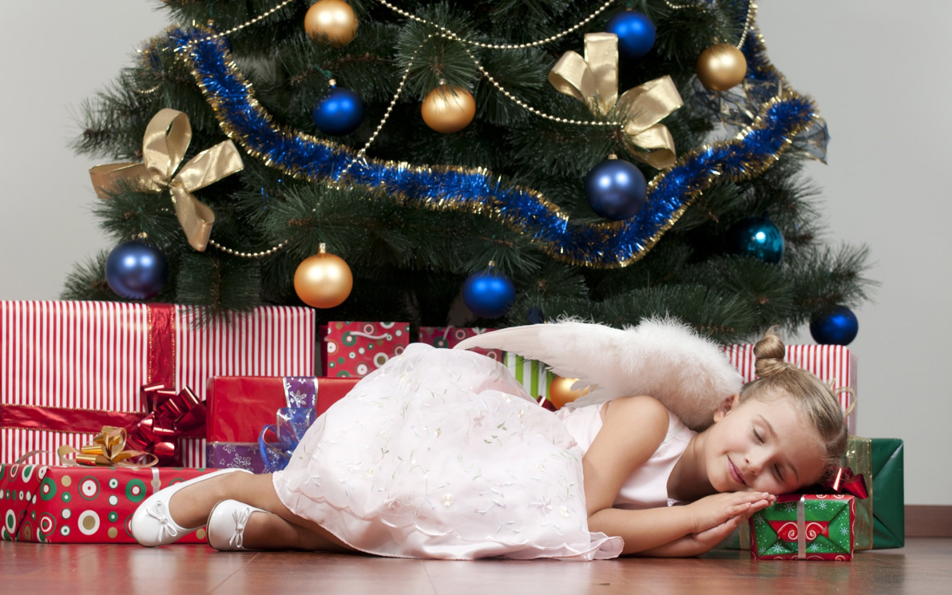 Жду деда мороза с подарками. Дети под елкой. Подарки под ёлкой. Девочка под елкой. Новогоднее чудо.
