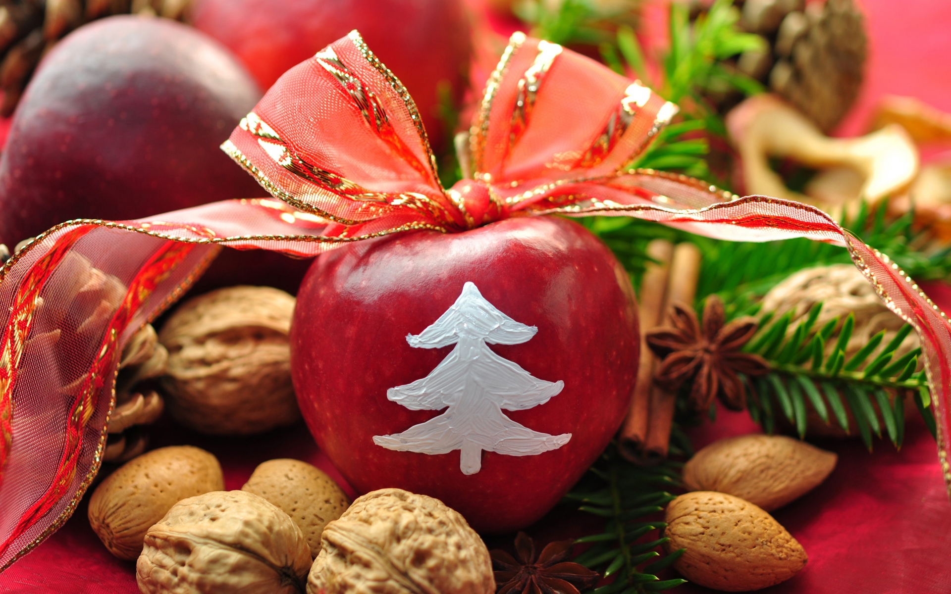 Картинки новый год, праздник, стол, яблоки, ленты, лук, украшение, грецкие орехи, хвоя, сосновые шишки, корица фото и обои на рабочий стол