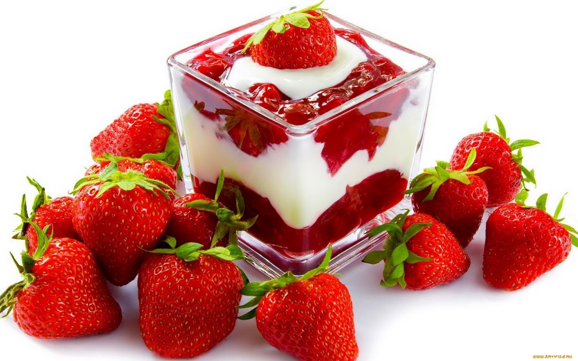 Картинки клубника, сливки, продукты питания фото и обои на рабочий стол