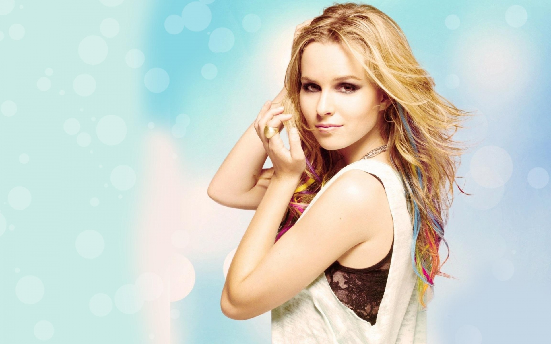Картинки Bridgit mendler, блондинка, улыбка, волосы фото и обои на рабочий стол
