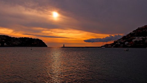 Море, бухта, маяк, горы, закат, облака, солнце