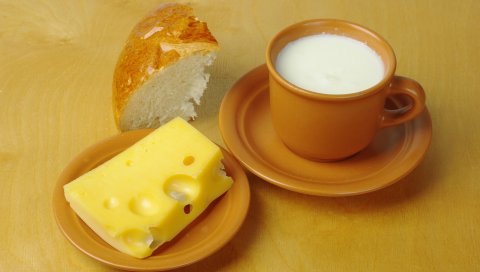 Стол, молоко, тарелки, чашки, сыр