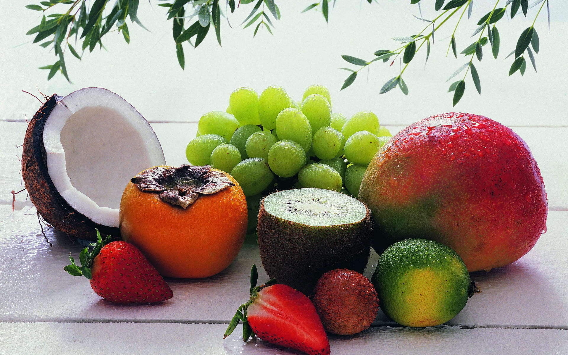 Картинки Клубника, киви, кокос, хурма, еда, фрукты, виноград фото и обои на рабочий стол